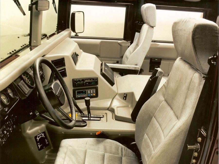 Интерьер Hummer H1 Wagon 1992 года  (фото 13 из 33)